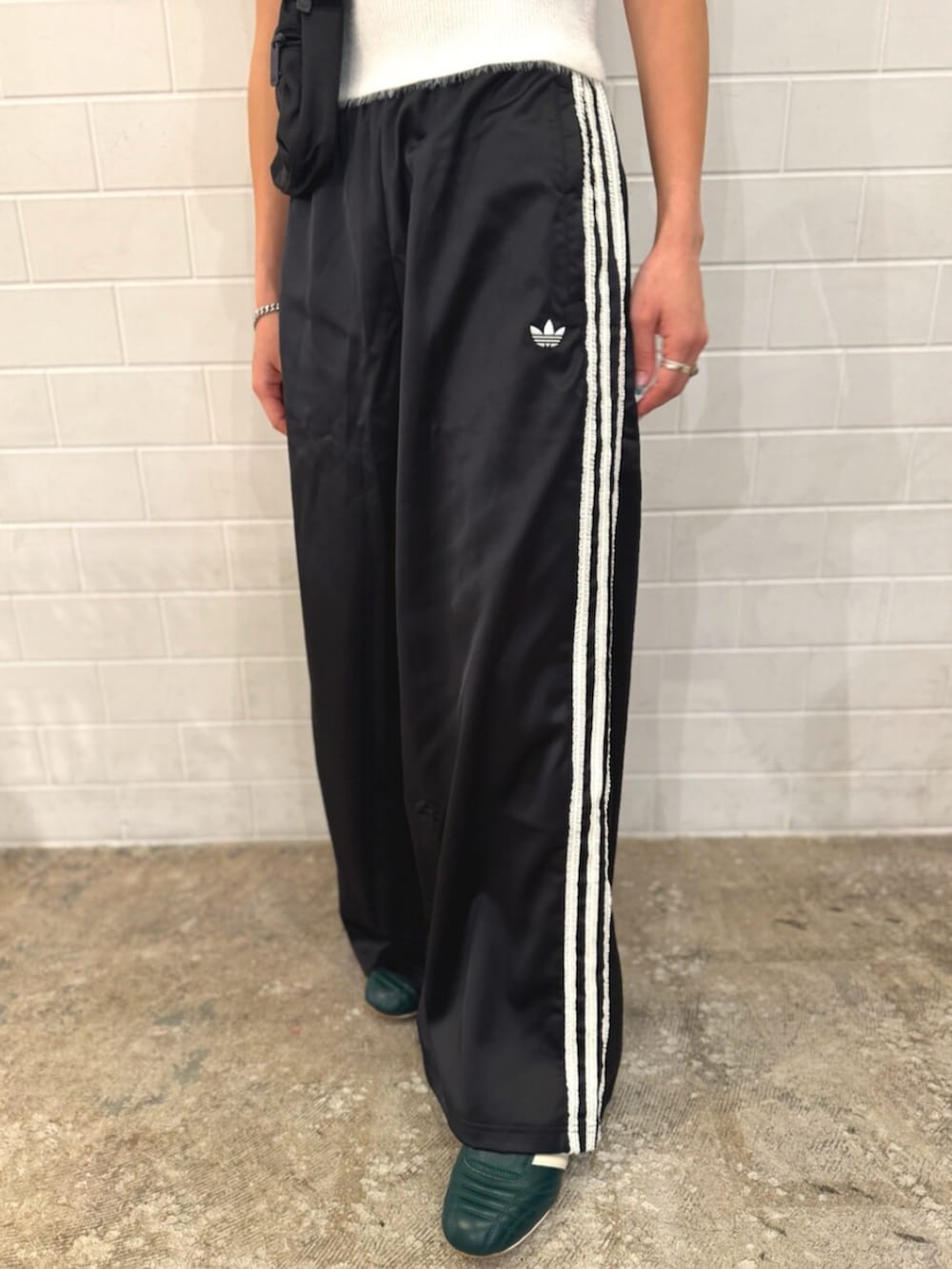 「夏コーデ、adidas、adidas originals、アディダス、アディダスオリジナルス、ジャージ、スニーカー、スリーストライプス、ワイドパンツ、ニットベスト、ショルダーバッグ」｜「adidasのフラッフィー ニットベスト（ジャケット/アウター、ホワイト系）」を使った、KYさん（レディース・157cm）の夏コーディネートの3枚目の写真