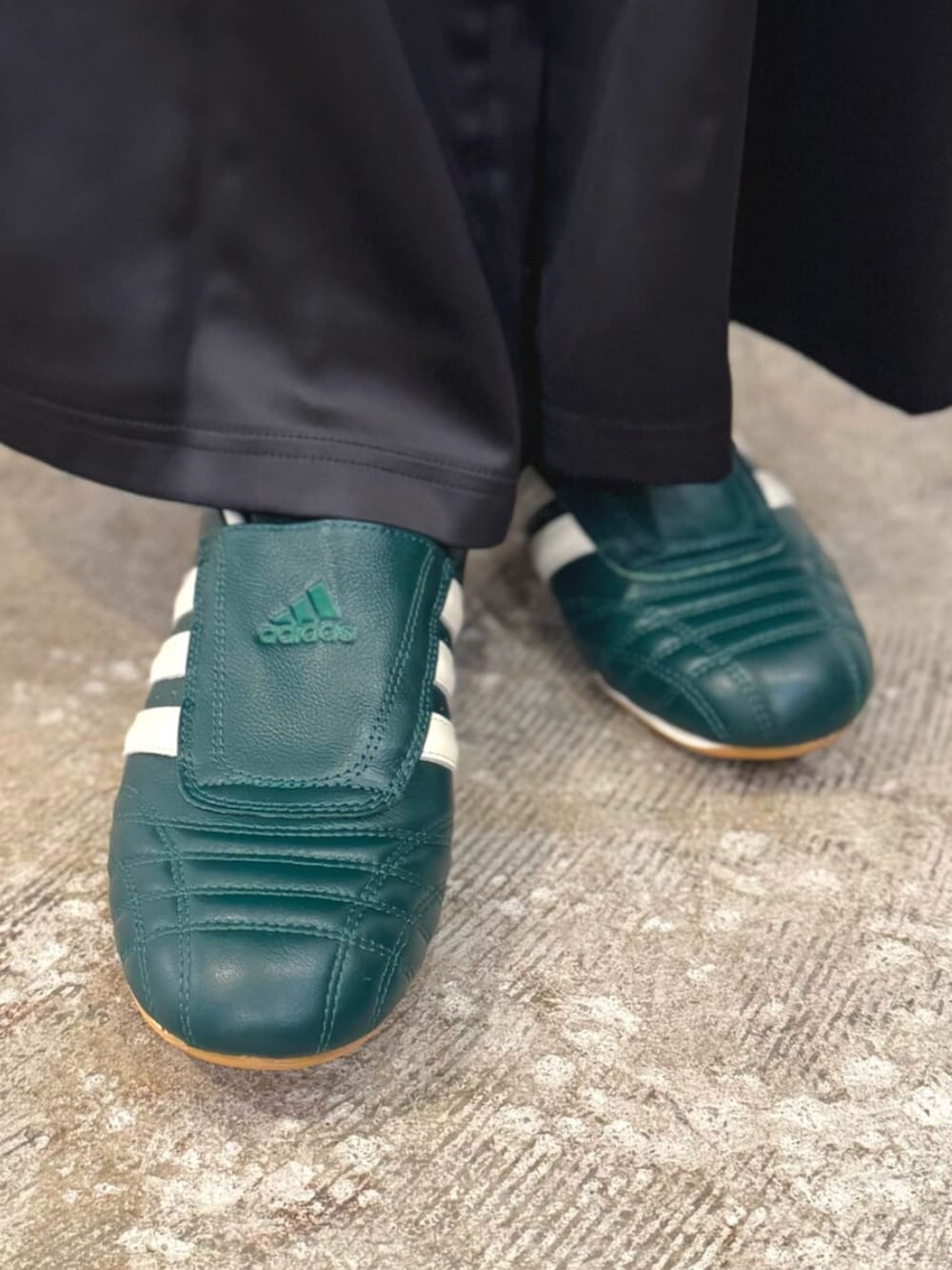 「夏コーデ、adidas、adidas originals、アディダス、アディダスオリジナルス、ジャージ、スニーカー、スリーストライプス、ワイドパンツ、ニットベスト、ショルダーバッグ」｜「adidasのフラッフィー ニットベスト（ジャケット/アウター、ホワイト系）」を使った、KYさん（レディース・157cm）の夏コーディネートの4枚目の写真