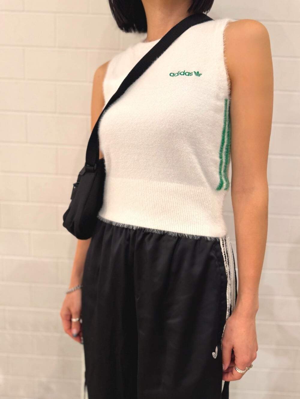 「夏コーデ、adidas、adidas originals、アディダス、アディダスオリジナルス、ジャージ、スニーカー、スリーストライプス、ワイドパンツ、ニットベスト、ショルダーバッグ」｜「adidasのフラッフィー ニットベスト（ジャケット/アウター、ホワイト系）」を使った、KYさん（レディース・157cm）の夏コーディネートの2枚目の写真