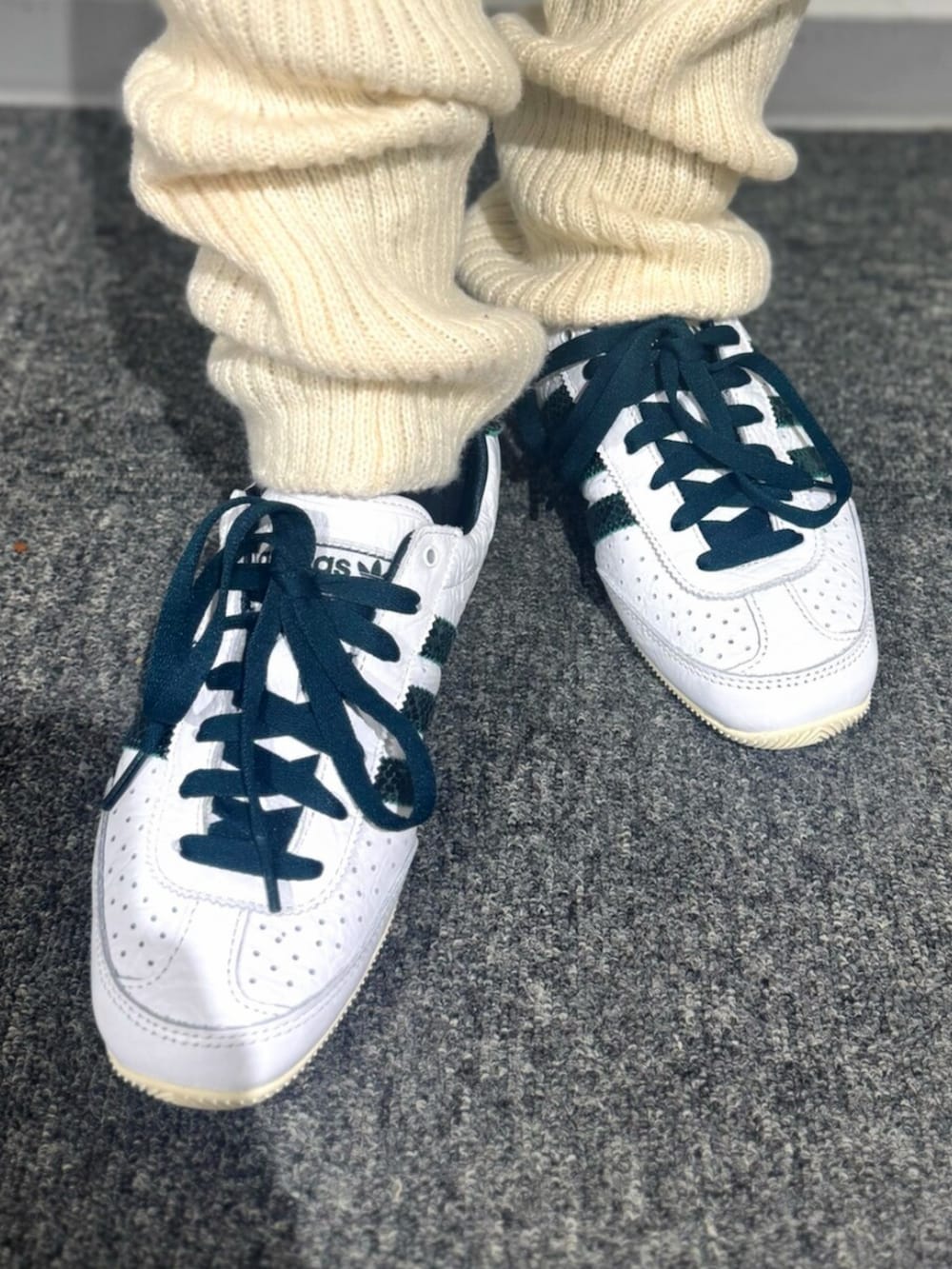 グリーン系のその他パンツ、ホワイト系のニット/セーター、ホワイト系のスニーカーを着用したレディースの秋コーディネートの4枚目の写真