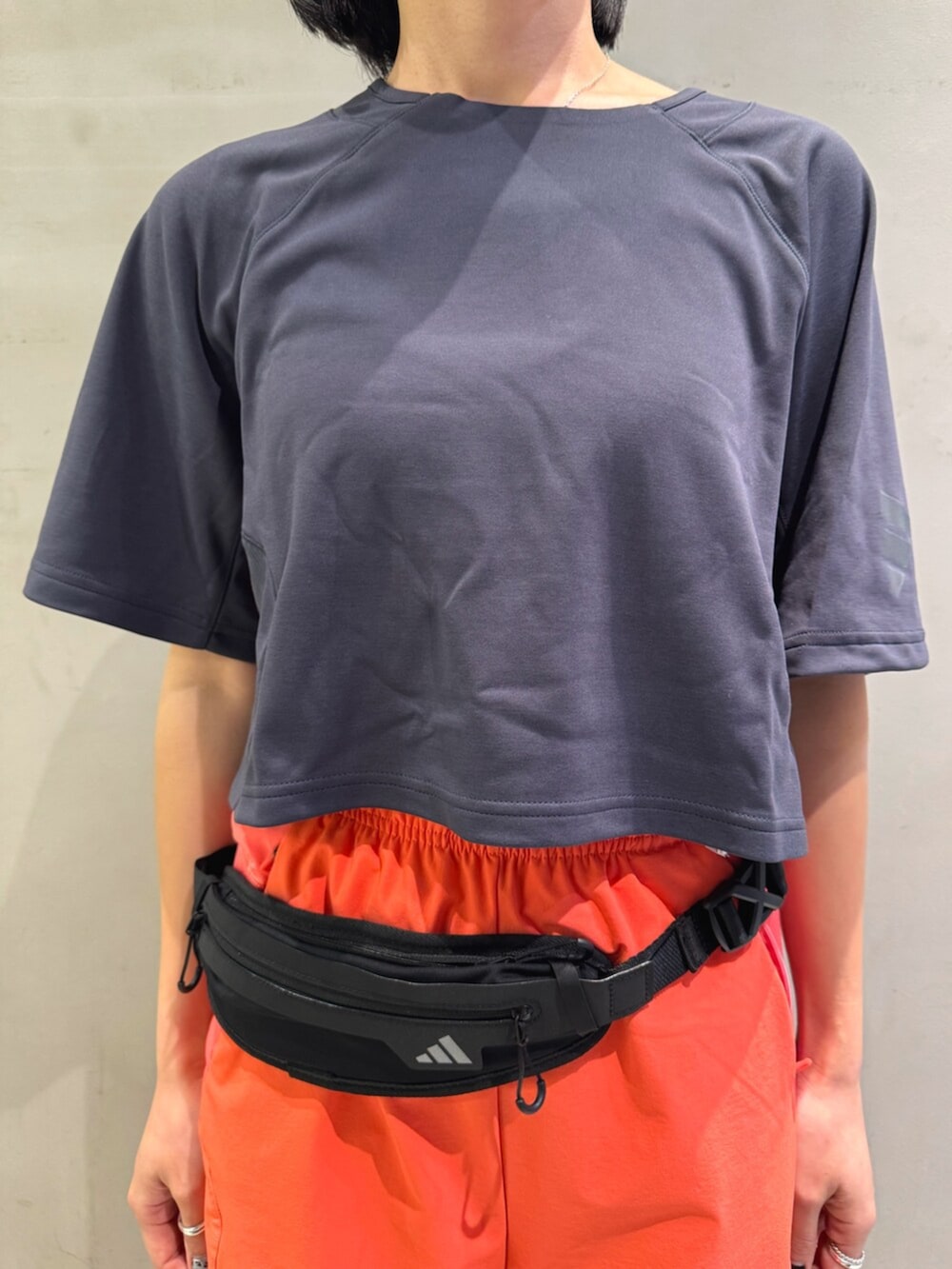 ピンク系のパンツ、グレー系のTシャツ/カットソー、ホワイト系のシューズを着用したレディースの夏コーディネートの3枚目の写真