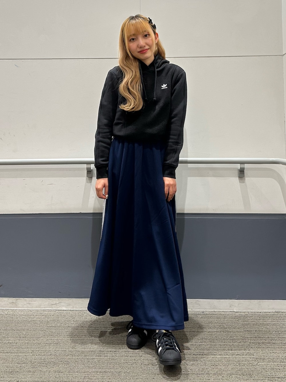 「スニーカー、スカート、パーカー、adidas、ロングスカート、アディダス、フリースパーカー、adidas originals、スーパースター、フーディー」｜「adidasのエッセンシャルズ+リバースパーカー / アディダスオリジナルス adidas Originals（パーカー、ブラック系）」を使った、SEさん（レディース・160cm）の秋コーディネートの3枚目の写真