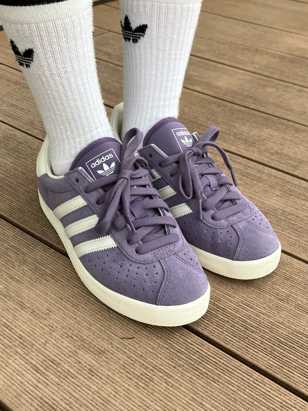 「スニーカー、adidas、ジャージ、アディダス、adidas originals、アディダスオリジナルス、トラックトップ、クライマクール、ガゼル、Tトゥシューズ」｜「adidasのクライマクール トラックトップ（ジャージ） / アディダスオリジナルス adidas Originals（パーカー、ブラック系）」を使った、SEさん（レディース・160cm）の春コーディネートの4枚目の写真