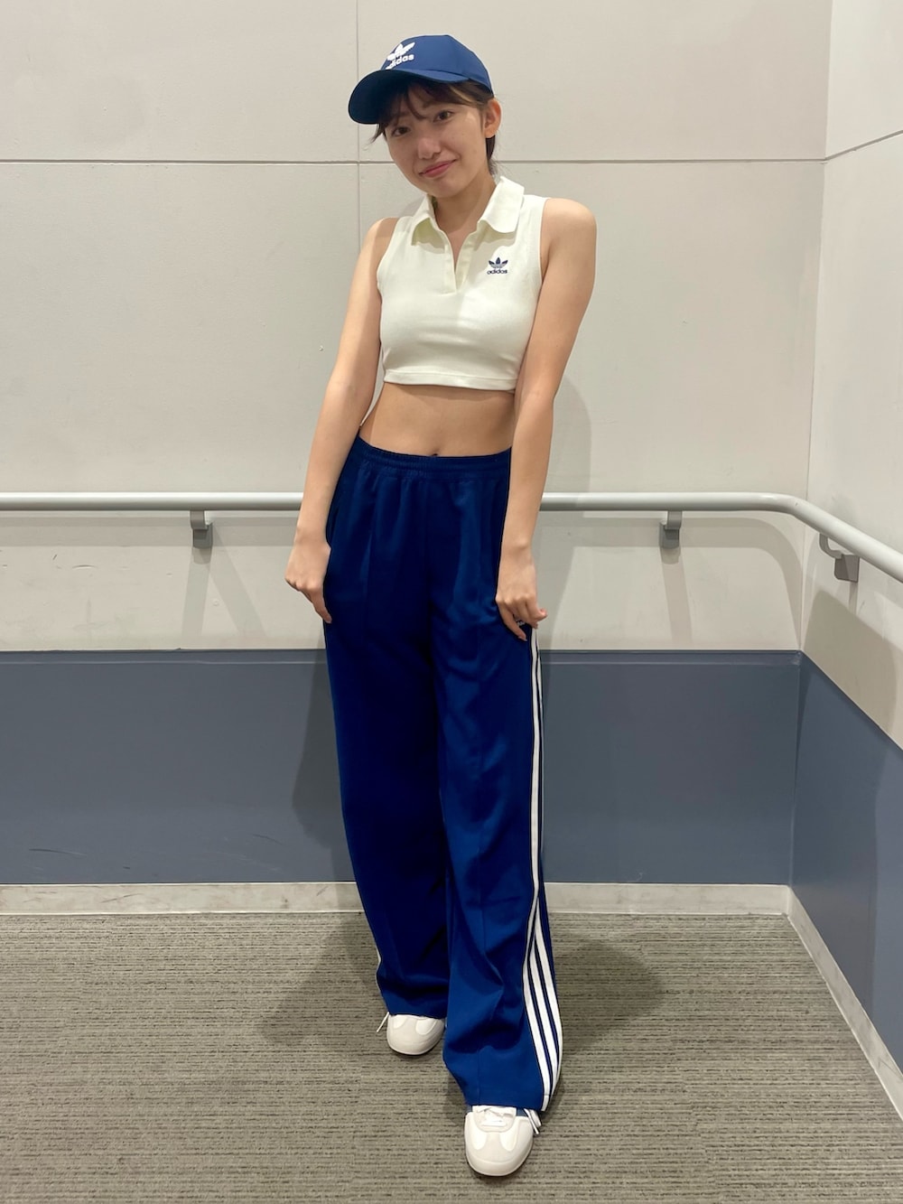 「スニーカー、adidas、ジャージ、アディダス、ベースボールキャップ、トラックパンツ、adidas originals、クロップドトップス、アディダスオリジナルス、ガゼル」｜「adidasのトレフォイル クラシック ベースボール キャップ [TREFOIL CLASSIC BASEBALL CAP]  / アディダスオリジナルス adidas Originals（キャップ、ブルー系）」を使った、SEさん（レディース・160cm）の春コーディネートの3枚目の写真