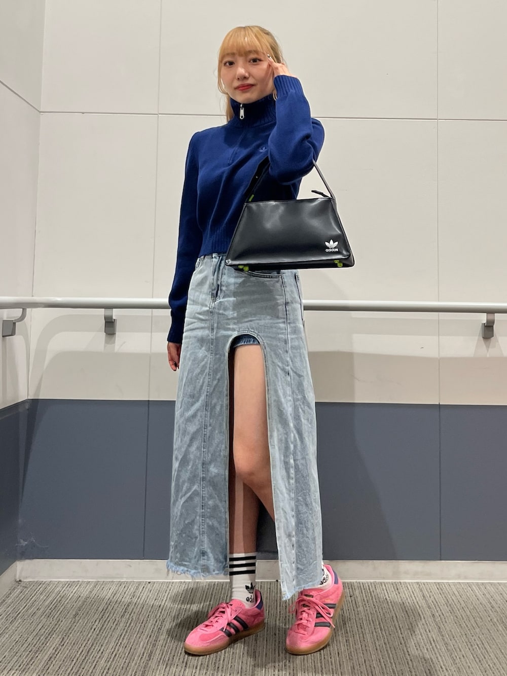 「スニーカー、ニット、adidas、アディダス、adidas originals、ミニバック、ハーフジップ、ハーフジップニット、クセニア・シュナイダー」｜「adidasのプレミアム エッセンシャルズ ニット ハーフジップ（ブルゾン、ブルー系）」を使った、SEさん（レディース・160cm）の秋コーディネートの3枚目の写真