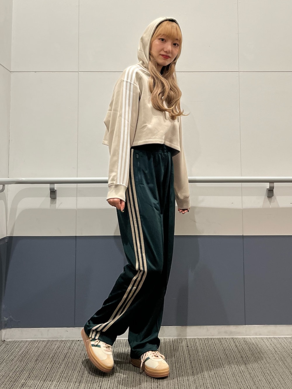 「スニーカー、adidas、アディダス、厚底シューズ、トラックパンツ、adidas originals、ベッケンバウアー、アディカラー、ガゼル、クロップドパーカー」｜「adidasの[常田大希着用アイテム] トラックパンツ（ジェンダーニュートラル）（スウェットパンツ、グリーン系）」を使った、SEさん（レディース・160cm）の秋コーディネートの3枚目の写真