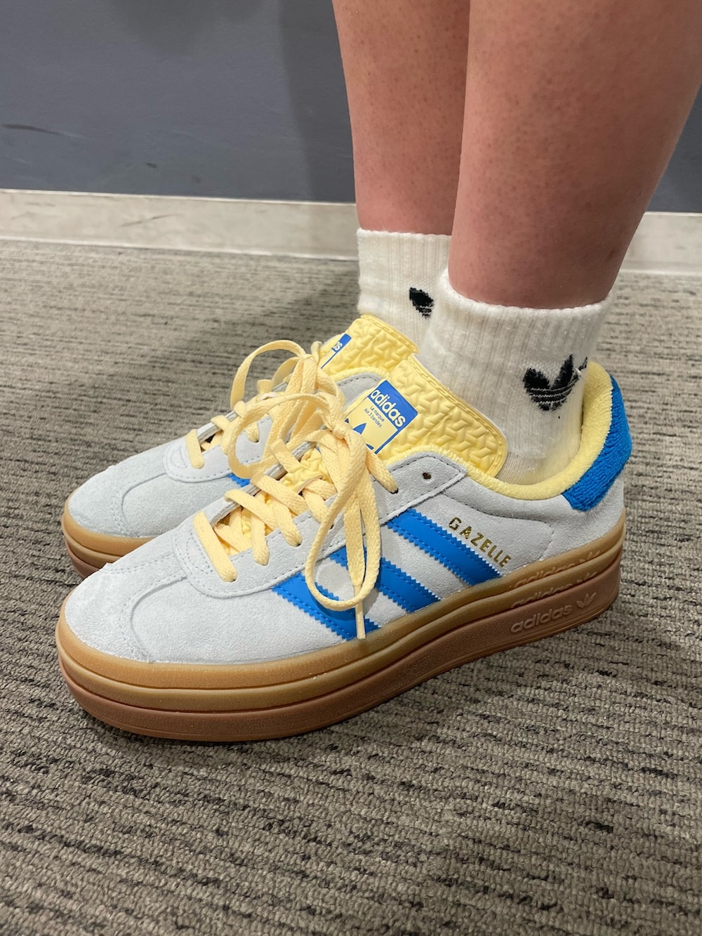 「スニーカー、ワンピース、ショルダーバッグ、adidas、アディダス、adidas originals、厚底スニーカー、アディダスオリジナルス、ガゼル」｜「adidasのニット襟付き半袖ワンピース / アディダスオリジナルス adidas Originals（ワンピース、ブルー系）」を使った、SEさん（レディース・160cm）の春コーディネートの4枚目の写真