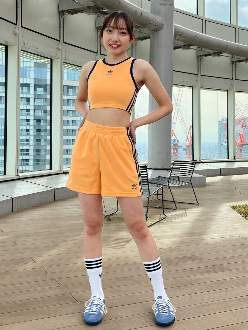 「スニーカー、セットアップ、adidas、アディダス、ショーツ、adidas originals、クロップドトップス、アディダスオリジナルス、バミューダ」｜「adidasのアディダス オリジナルス クロップドタンクトップ / アディダスオリジナルス adidas Originals（タンクトップ、オレンジ系）」を使った、SEさん（レディース・160cm）の春コーディネートの2枚目の写真