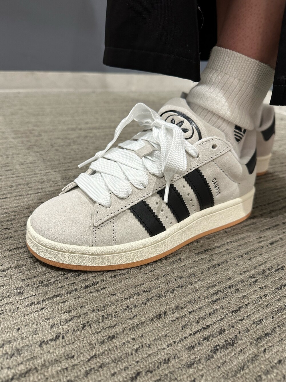 「コート、スニーカー、アウター、ダウンジャケット、キルティング、adidas、アディダス、adidas originals、バケットハット、キャンパス」｜「adidasのライトウェイト  ダウンジャケット / アディダスオリジナルス adidas Originals（ダウンジャケット/コート、ホワイト系）」を使った、SEさん（レディース・160cm）の秋コーディネートの5枚目の写真