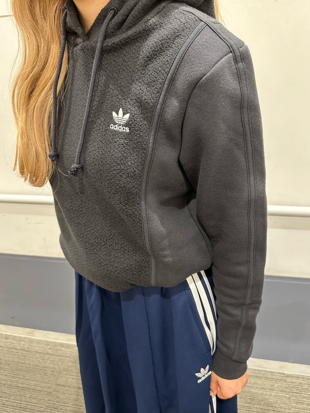 「スニーカー、スカート、パーカー、adidas、ロングスカート、アディダス、フリースパーカー、adidas originals、スーパースター、フーディー」｜「adidasのエッセンシャルズ+リバースパーカー / アディダスオリジナルス adidas Originals（パーカー、ブラック系）」を使った、SEさん（レディース・160cm）の秋コーディネートの4枚目の写真