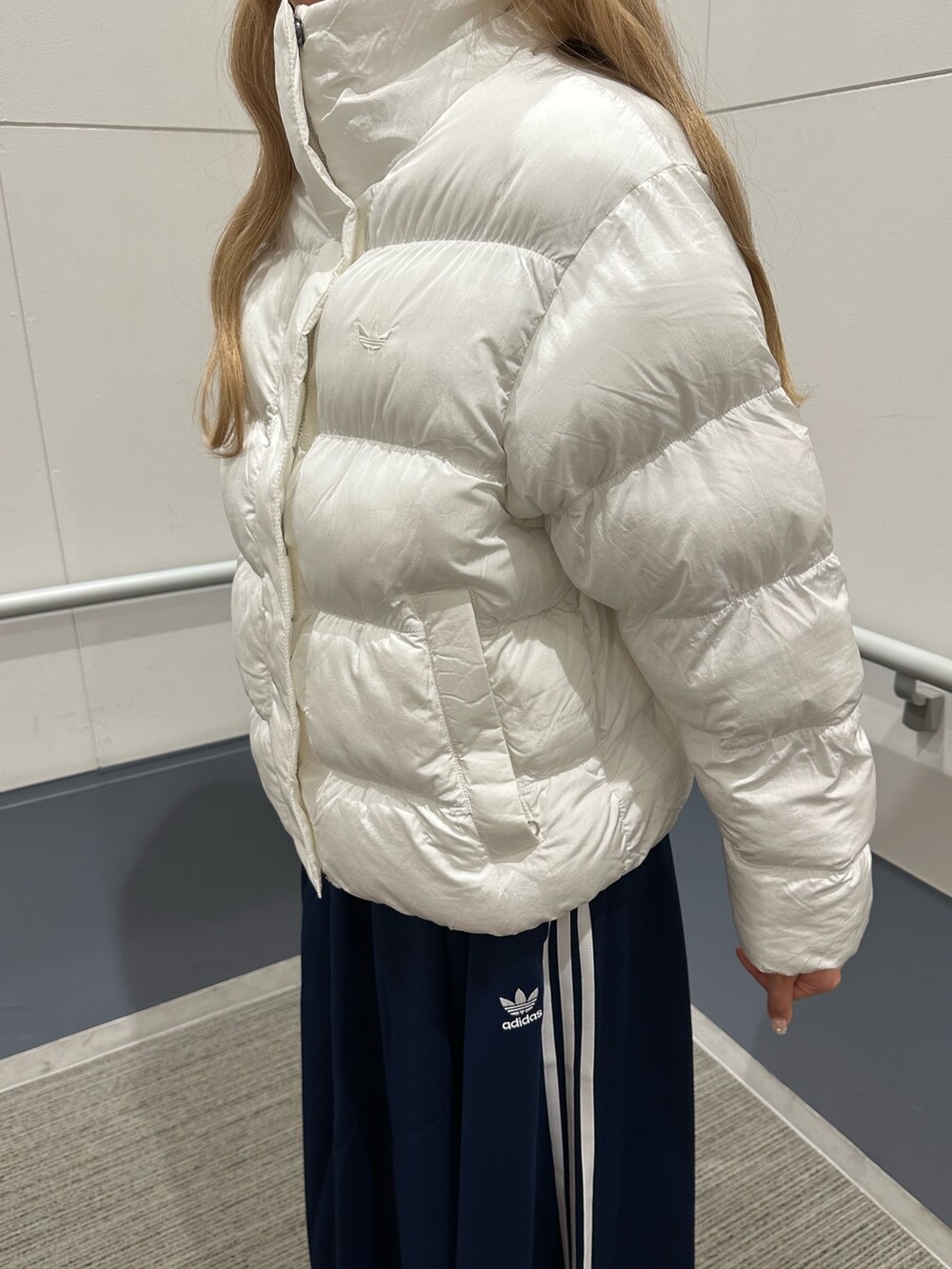「スニーカー、アウター、スカート、adidas、ショート丈、ロングスカート、adidas originals、スーパースター、パファージャケット、SUPERSTAR XLG」｜「adidasのSST スカート / ロングスカート / アディダスオリジナルス adidas Originals（スカート、ブルー系）」を使った、SEさん（レディース・160cm）の秋コーディネートの3枚目の写真