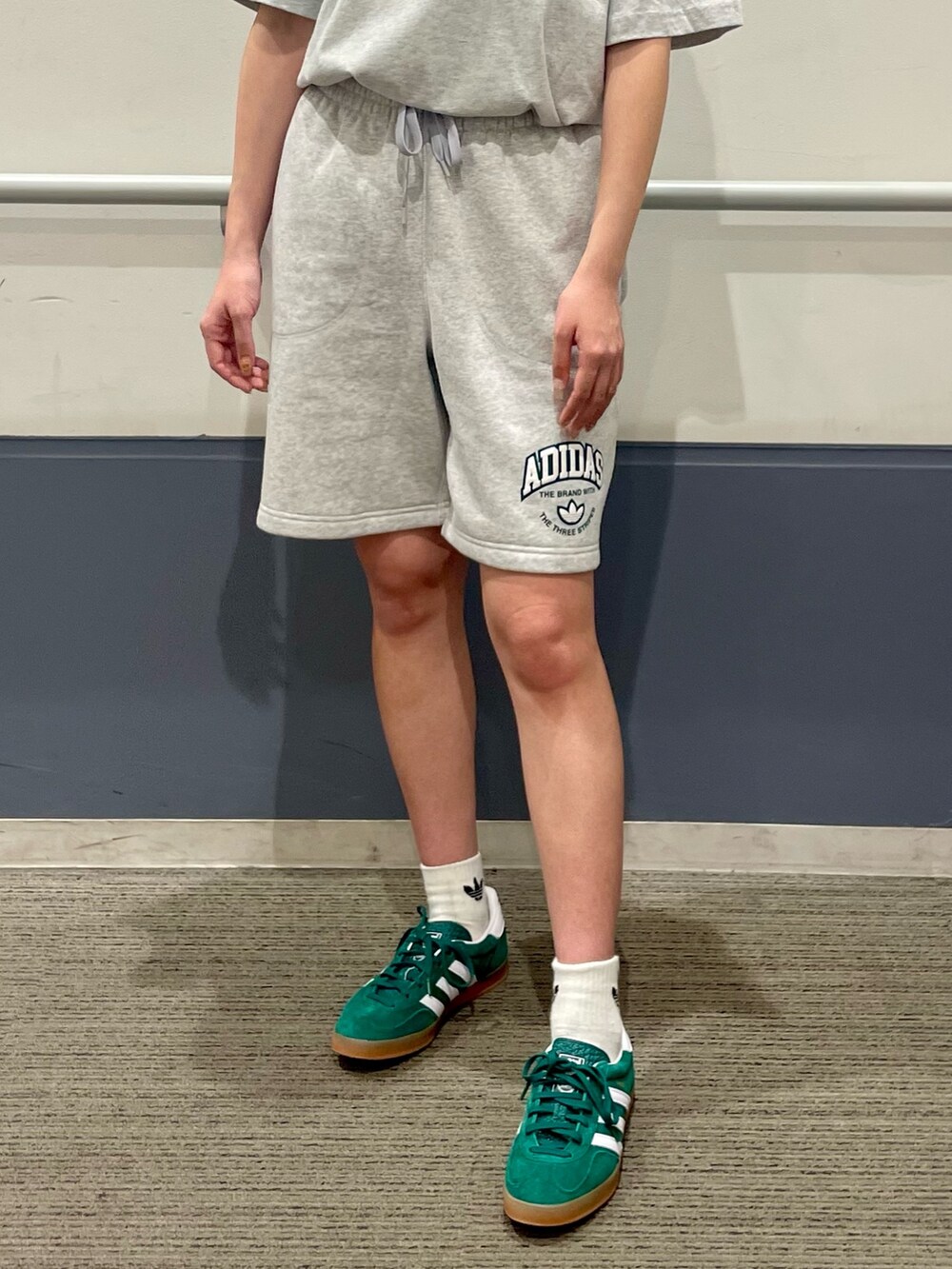 「スウェット、スニーカー、セットアップ、Tシャツ、adidas、アディダス、ハーフパンツ、adidas originals、アディダスオリジナルス、ガゼル」｜「adidasのVRCT 半袖Tシャツ / アディダスオリジナルス adidas Originals（Tシャツ/カットソー、グレー系）」を使った、SEさん（レディース・160cm）の春コーディネートの2枚目の写真