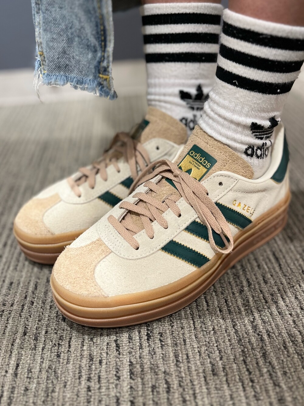 「スニーカー、ジャケット、アウター、adidas、フリース、アディダス、厚底シューズ、フリースジャケット、adidas originals、ガゼル」｜「adidasのガゼル / Gazelle / GAZELLE BOLD / /厚底スニーカー / アディダスオリジナルス adidas Originals（スニーカー、ベージュ系）」を使った、SEさん（レディース・160cm）の秋コーディネートの4枚目の写真
