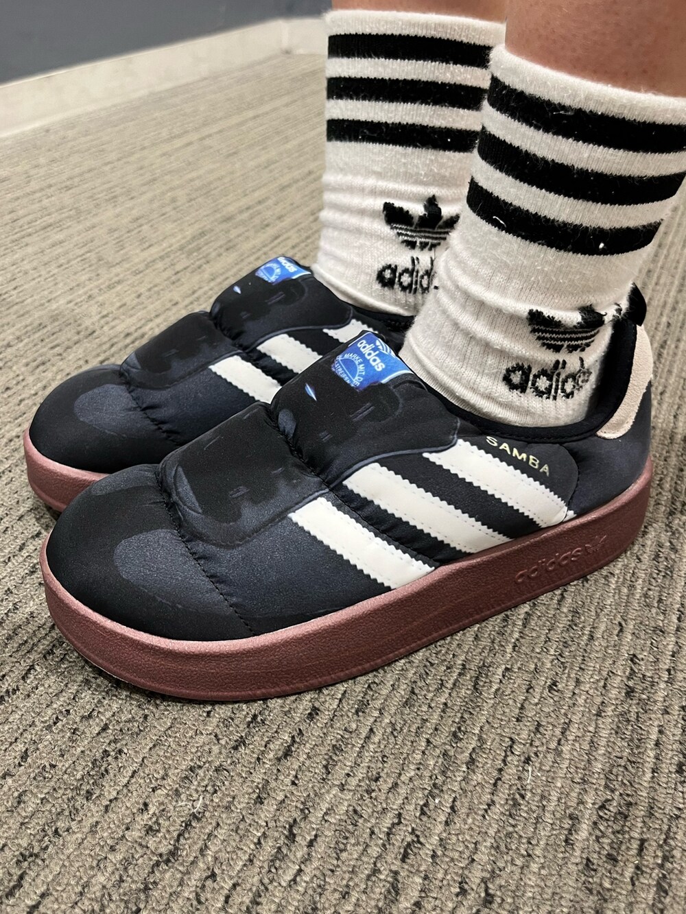 「ショルダーバッグ、adidas、ジャージ、アディダス、スリッポン、adidas originals、トラックジャケット、クロップドトップス、アディカラー、パフィレッタ」｜「adidasのプレミアム エッセンシャルズ フェスティバルバッグ（ショルダーバッグ、ブラック系）」を使った、SEさん（レディース・160cm）の秋コーディネートの4枚目の写真