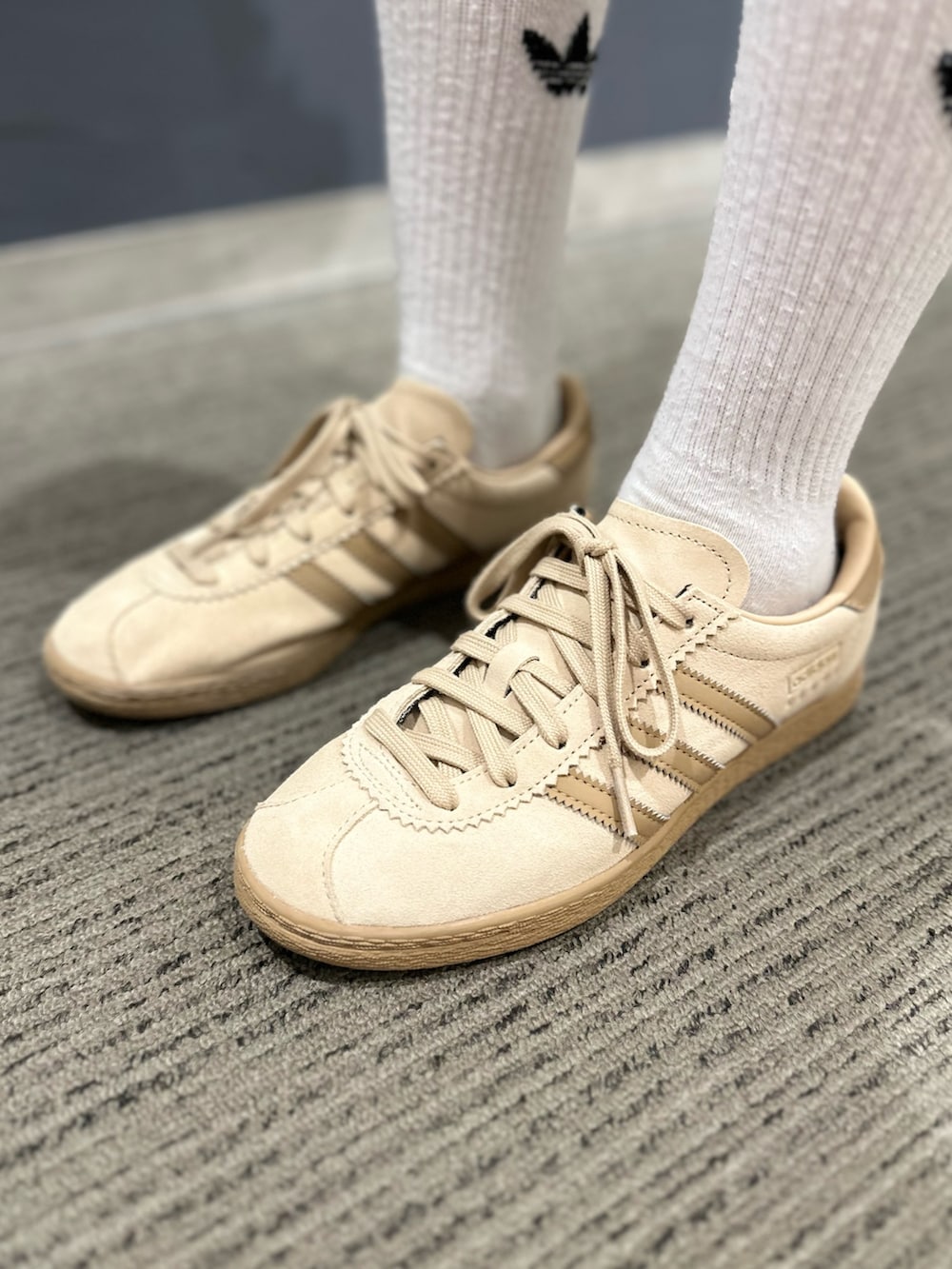 「スニーカー、adidas、アディダス、タンクトップ、リブ　、adidas originals、クロップドトップス、アディダスオリジナルス、リブトップス、stadt」｜「adidasのエッセンシャルズ リブ タンクトップ / アディダスオリジナルス adidas Originals（タンクトップ、ブラウン系）」を使った、SEさん（レディース・160cm）の夏コーディネートの4枚目の写真