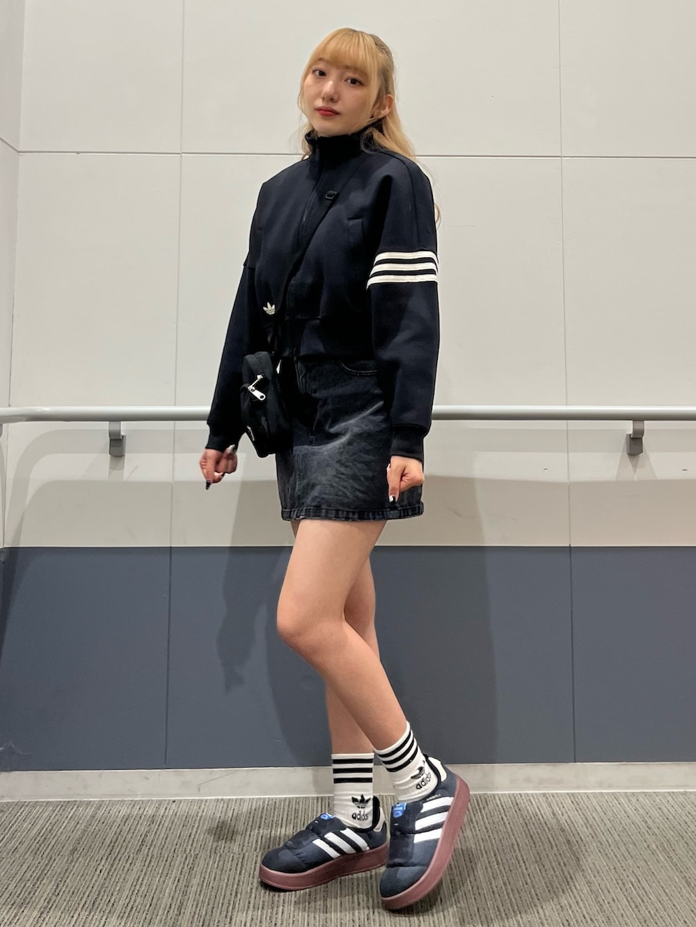 「ショルダーバッグ、adidas、ジャージ、アディダス、スリッポン、adidas originals、トラックジャケット、クロップドトップス、アディカラー、パフィレッタ」｜「adidasのプレミアム エッセンシャルズ フェスティバルバッグ（ショルダーバッグ、ブラック系）」を使った、SEさん（レディース・160cm）の秋コーディネートの2枚目の写真