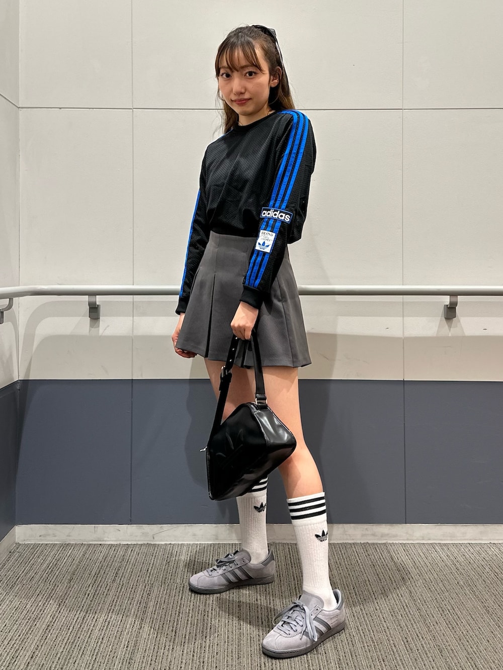 「スニーカー、ショルダーバッグ、adidas、アディダス、adidas originals、アディダスオリジナルス、長袖Tシャツ、メッシュトップス、アディブレイク、stadt」｜「adidasのアディブレイク 長袖メッシュトップ / アディダスオリジナルス adidas Originals（Tシャツ/カットソー、ブラック系）」を使った、SEさん（レディース・160cm）の夏コーディネートの3枚目の写真