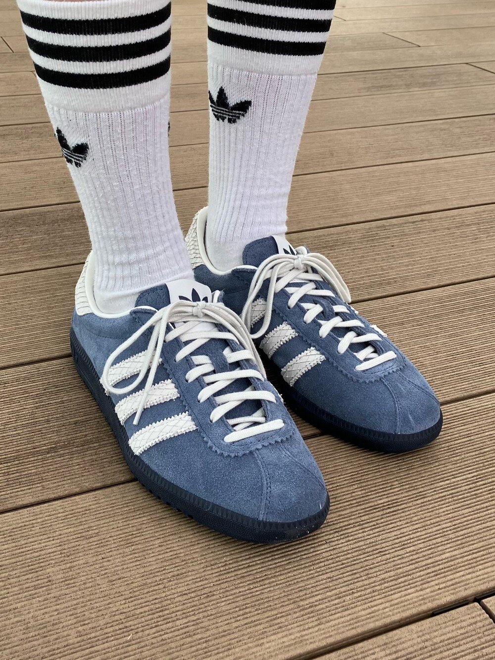 「スニーカー、adidas、ジャージ、アディダス、adidas originals、アディダスオリジナルス、ｵﾘｼﾞﾅﾙｽ、バミューダ、トラックトップ、ハーフジップ」｜「adidasのアディダス プレミアム 1/2ジップ トラックトップ（ジャージ） / アディダスオリジナルス adidas Originals（スウェット、ブルー系）」を使った、SEさん（レディース・160cm）の春コーディネートの3枚目の写真