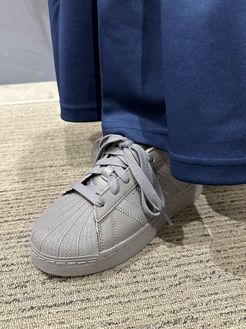 「スニーカー、アウター、スカート、adidas、ショート丈、ロングスカート、adidas originals、スーパースター、パファージャケット、SUPERSTAR XLG」｜「adidasのSST スカート / ロングスカート / アディダスオリジナルス adidas Originals（スカート、ブルー系）」を使った、SEさん（レディース・160cm）の秋コーディネートの4枚目の写真