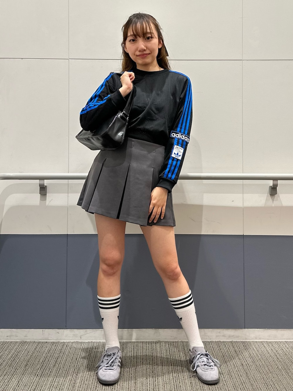 「スニーカー、ショルダーバッグ、adidas、アディダス、adidas originals、アディダスオリジナルス、長袖Tシャツ、メッシュトップス、アディブレイク、stadt」｜「adidasのアディブレイク 長袖メッシュトップ / アディダスオリジナルス adidas Originals（Tシャツ/カットソー、ブラック系）」を使った、SEさん（レディース・160cm）の夏コーディネートの2枚目の写真
