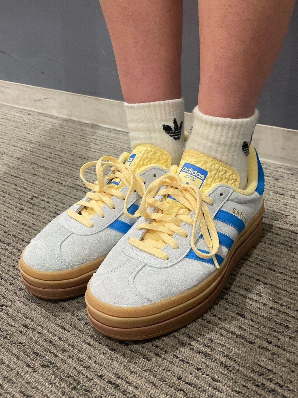 「スニーカー、adidas、デニムスカート、ジャージ、アディダス、adidas originals、トラックジャケット、厚底スニーカー、ガゼル、クセニア・シュナイダー」｜「adidasのプレミアム オリジナルス クレープ トラックトップ / トラックジャケット / アディダスオリジナルス adidas Originals（ジャージ、ブルー系）」を使った、SEさん（レディース・160cm）の春コーディネートの4枚目の写真