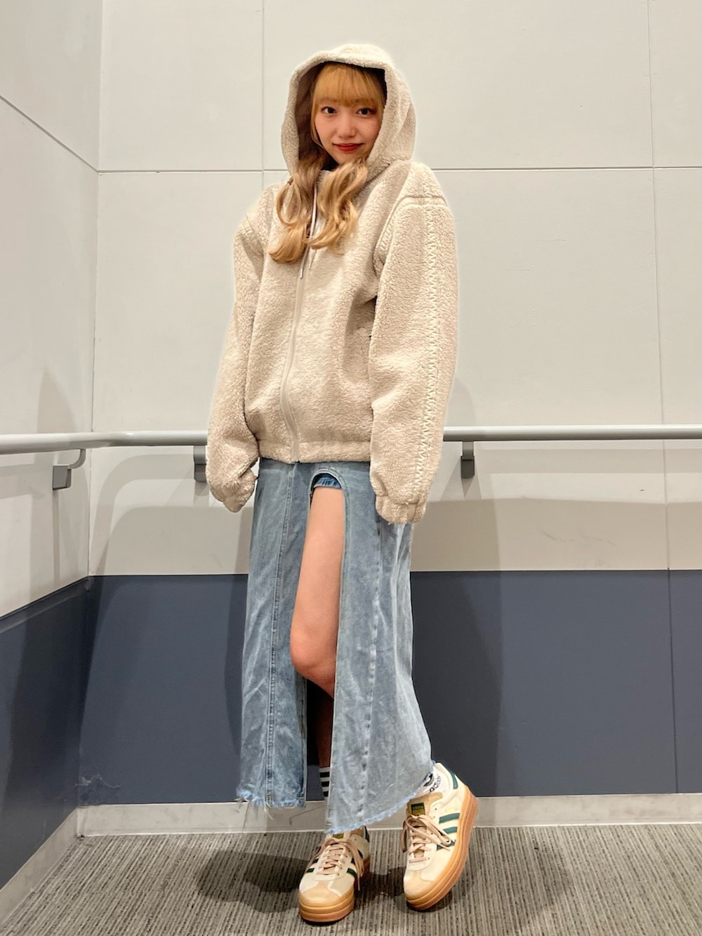 「スニーカー、ジャケット、アウター、adidas、フリース、アディダス、厚底シューズ、フリースジャケット、adidas originals、ガゼル」｜「adidasのガゼル / Gazelle / GAZELLE BOLD / /厚底スニーカー / アディダスオリジナルス adidas Originals（スニーカー、ベージュ系）」を使った、SEさん（レディース・160cm）の秋コーディネートの3枚目の写真