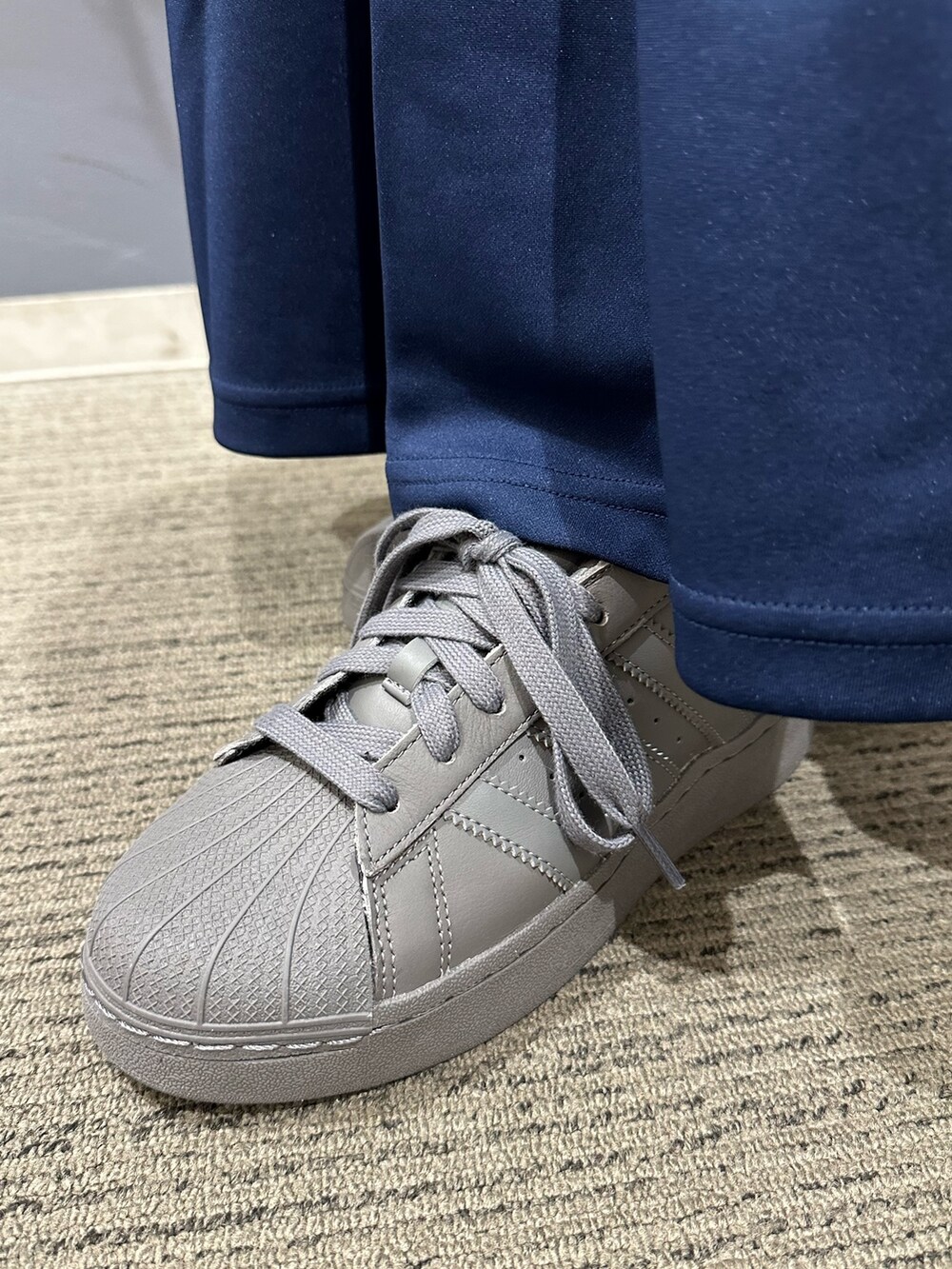 「アウター、スカート、デニムジャケット、adidas、ロングスカート、アディダス、厚底シューズ、adidas originals、スーパースター、SUPERSTAR XLG」｜「adidasのニュートラルコート デニムジャケット / アディダスオリジナルス adidas Originals（デニムジャケット、ブルー系）」を使った、SEさん（レディース・160cm）の秋コーディネートの4枚目の写真