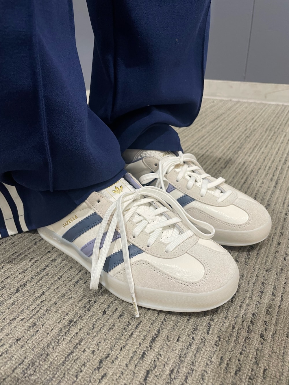 「スニーカー、adidas、ジャージ、アディダス、ベースボールキャップ、トラックパンツ、adidas originals、クロップドトップス、アディダスオリジナルス、ガゼル」｜「adidasのトレフォイル クラシック ベースボール キャップ [TREFOIL CLASSIC BASEBALL CAP]  / アディダスオリジナルス adidas Originals（キャップ、ブルー系）」を使った、SEさん（レディース・160cm）の春コーディネートの4枚目の写真