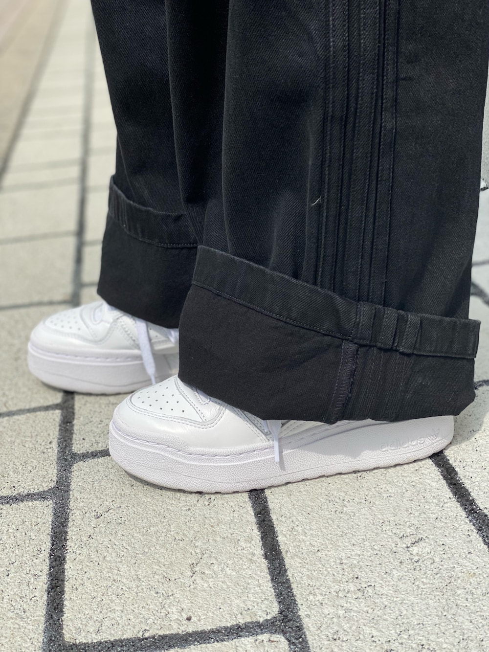 「スニーカー、デニム、セットアップ、adidas、モノトーン、アディダス、厚底シューズ、adidas originals、フォーラム、クセニア・シュナイダー」｜「adidasのadidas Originals × KSENIASCHNAIDER グラフィックTシャツ / アディダスオリジナルス（Tシャツ/カットソー、ホワイト系）」を使った、SEさん（レディース・160cm）の夏コーディネートの3枚目の写真