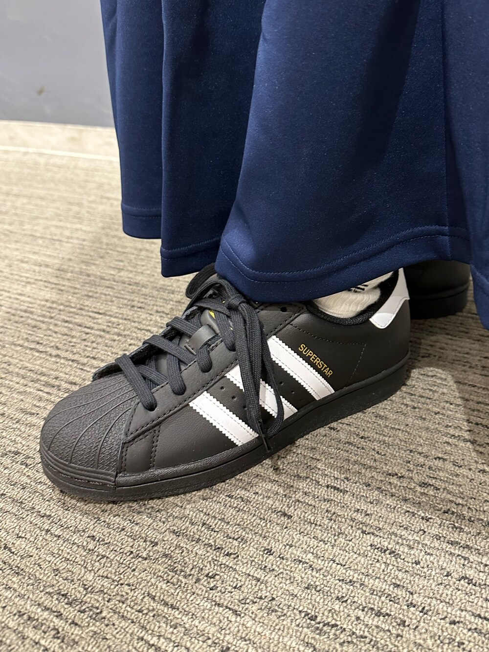 「スニーカー、スカート、パーカー、adidas、ロングスカート、アディダス、フリースパーカー、adidas originals、スーパースター、フーディー」｜「adidasのエッセンシャルズ+リバースパーカー / アディダスオリジナルス adidas Originals（パーカー、ブラック系）」を使った、SEさん（レディース・160cm）の秋コーディネートの5枚目の写真