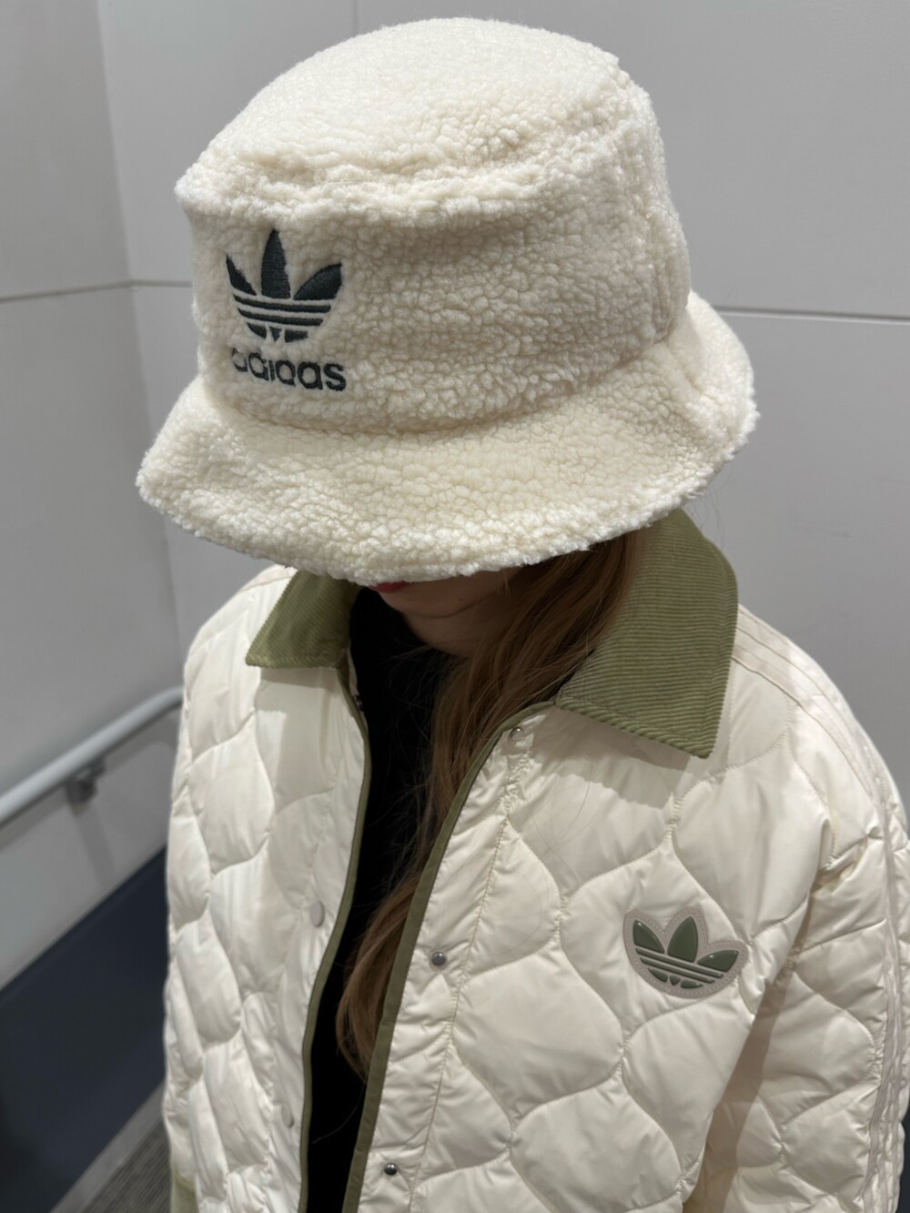 「コート、スニーカー、アウター、ダウンジャケット、キルティング、adidas、アディダス、adidas originals、バケットハット、キャンパス」｜「adidasのライトウェイト  ダウンジャケット / アディダスオリジナルス adidas Originals（ダウンジャケット/コート、ホワイト系）」を使った、SEさん（レディース・160cm）の秋コーディネートの4枚目の写真