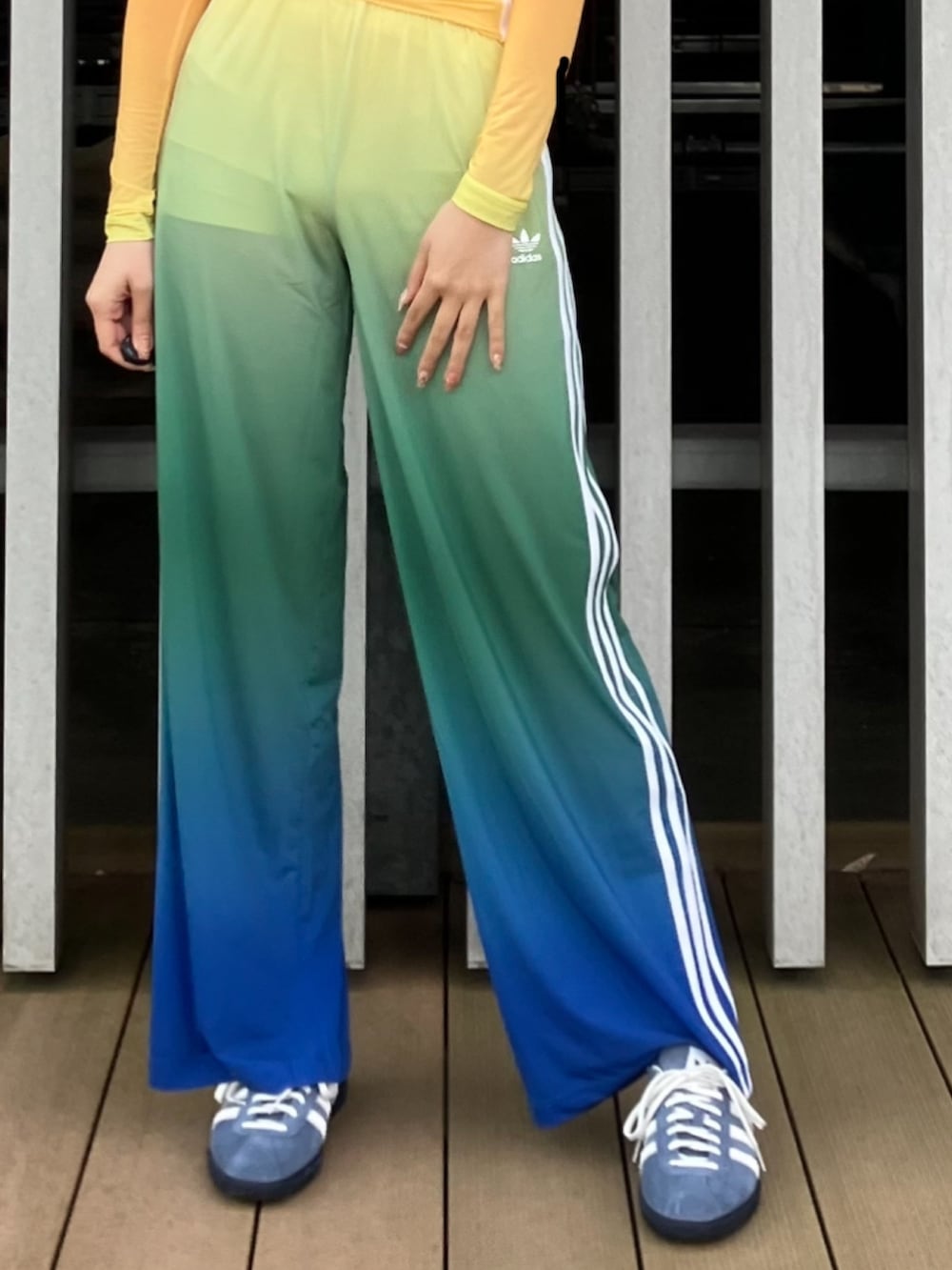 「スニーカー、ワンピース、グラデーション、オールインワン、adidas、アディダス、ワイドパンツ、adidas originals、アディダスオリジナルス、バミューダ」｜「adidasのアディダス オリジナルス 総柄プリント 長袖ミニワンピース / アディダスオリジナルス adidas Originals（ワンピース、オレンジ系）」を使った、SEさん（レディース・160cm）の春コーディネートの4枚目の写真