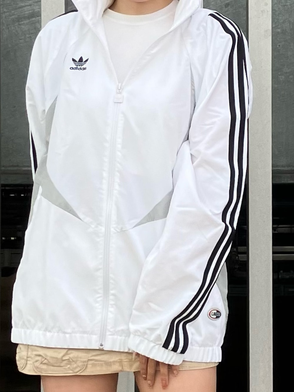 「スニーカー、adidas、ジャージ、アディダス、ナイロンジャケット、adidas originals、アディダスオリジナルス、トラックトップ、クライマクール、ハンドボールスペツィアル」｜「adidasのクライマクール トラックトップ（ジャージ） / アディダスオリジナルス adidas Originals（パーカー、ホワイト系）」を使った、SEさん（レディース・160cm）の春コーディネートの3枚目の写真
