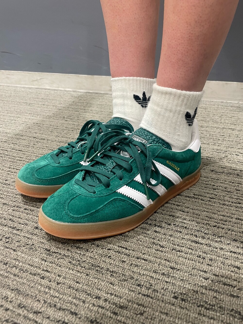 「スウェット、スニーカー、セットアップ、Tシャツ、adidas、アディダス、ハーフパンツ、adidas originals、アディダスオリジナルス、ガゼル」｜「adidasのVRCT 半袖Tシャツ / アディダスオリジナルス adidas Originals（Tシャツ/カットソー、グレー系）」を使った、SEさん（レディース・160cm）の春コーディネートの5枚目の写真
