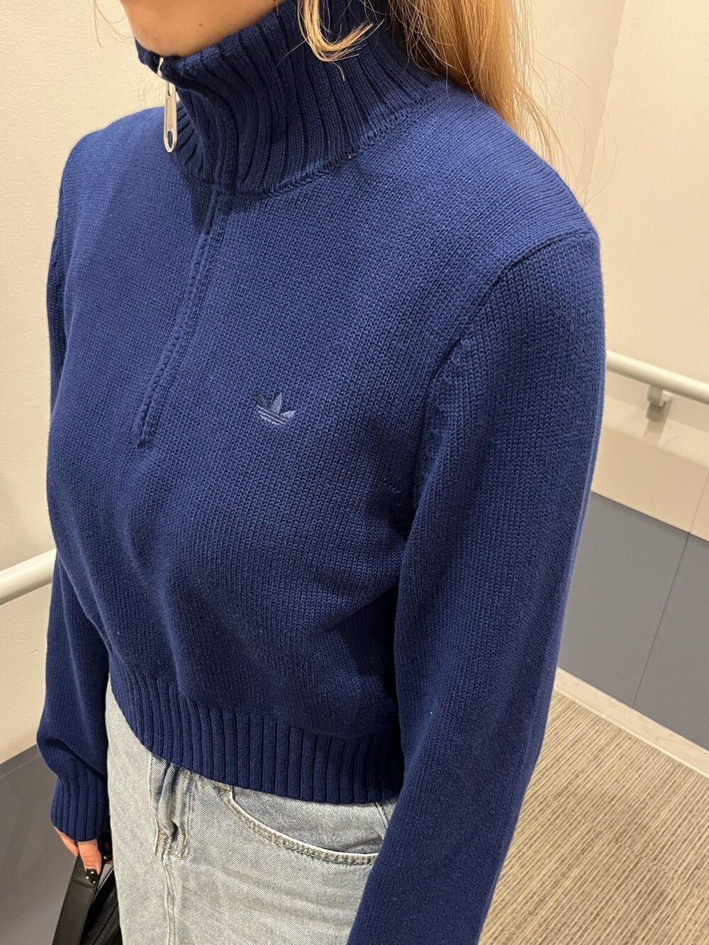 「スニーカー、ニット、adidas、アディダス、adidas originals、ミニバック、ハーフジップ、ハーフジップニット、クセニア・シュナイダー」｜「adidasのプレミアム エッセンシャルズ ニット ハーフジップ（ブルゾン、ブルー系）」を使った、SEさん（レディース・160cm）の秋コーディネートの5枚目の写真