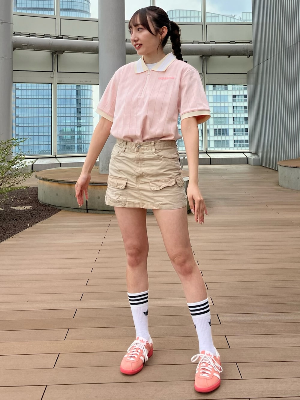 「スニーカー、adidas、アディダス、ポロシャツ、adidas originals、半袖シャツ、ｵﾘｼﾞﾅﾙｽ、バミューダ、ハーフジップ」｜「adidasのプレミアムポロシャツ / アディダスオリジナルス adidas Originals（ポロシャツ、ホワイト系）」を使った、SEさん（レディース・160cm）の春コーディネートの3枚目の写真