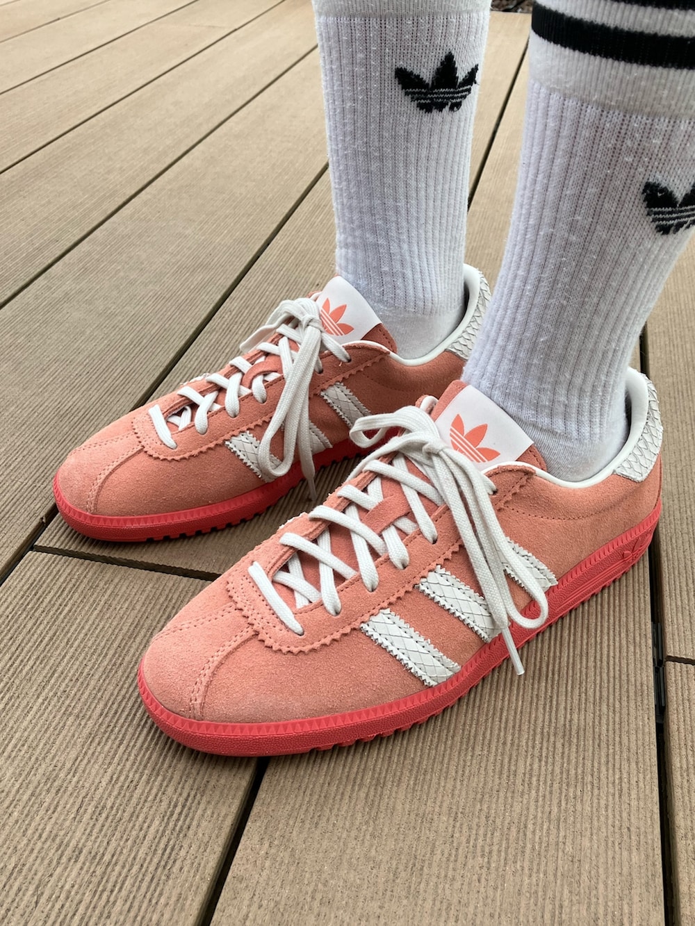 「スニーカー、adidas、アディダス、ポロシャツ、adidas originals、半袖シャツ、ｵﾘｼﾞﾅﾙｽ、バミューダ、ハーフジップ」｜「adidasのプレミアムポロシャツ / アディダスオリジナルス adidas Originals（ポロシャツ、ホワイト系）」を使った、SEさん（レディース・160cm）の春コーディネートの5枚目の写真