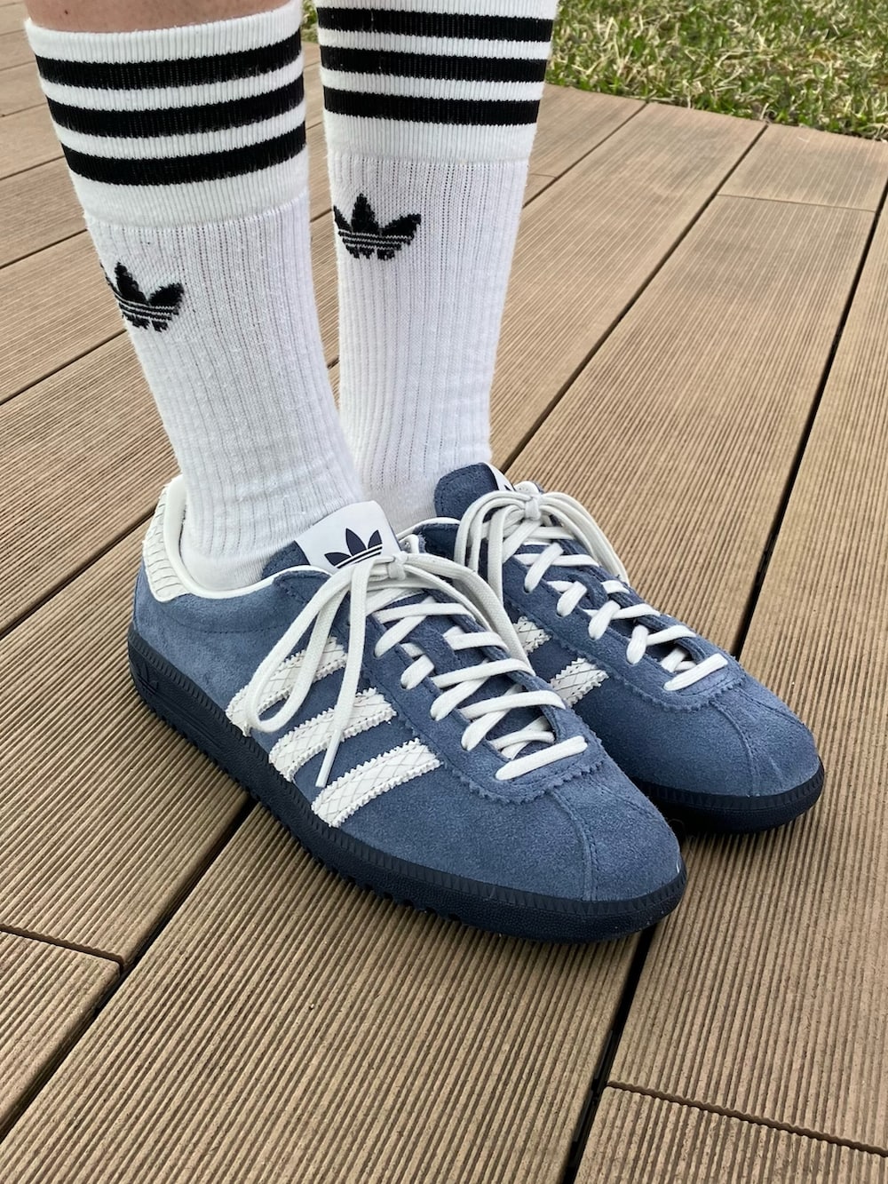 「スニーカー、セットアップ、adidas、アディダス、ショーツ、adidas originals、クロップドトップス、アディダスオリジナルス、バミューダ」｜「adidasのアディダス オリジナルス クロップドタンクトップ / アディダスオリジナルス adidas Originals（タンクトップ、オレンジ系）」を使った、SEさん（レディース・160cm）の春コーディネートの4枚目の写真