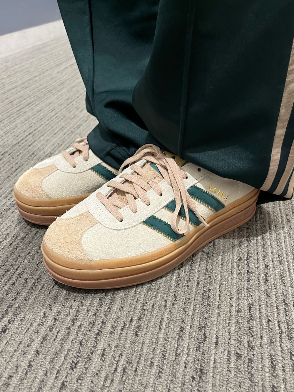 「スニーカー、adidas、アディダス、厚底シューズ、トラックパンツ、adidas originals、ベッケンバウアー、アディカラー、ガゼル、クロップドパーカー」｜「adidasの[常田大希着用アイテム] トラックパンツ（ジェンダーニュートラル）（スウェットパンツ、グリーン系）」を使った、SEさん（レディース・160cm）の秋コーディネートの4枚目の写真