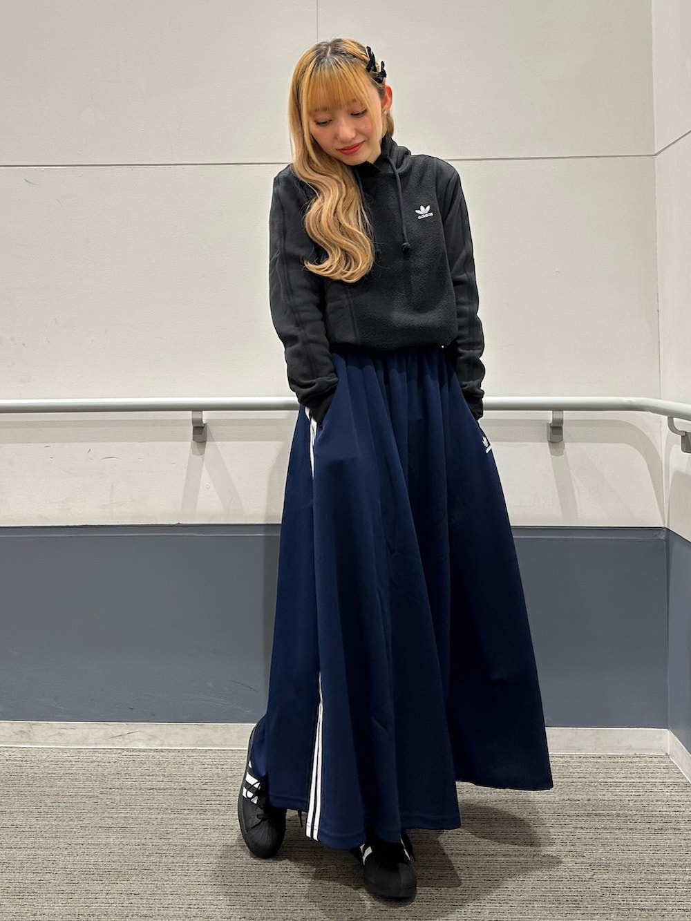 「スニーカー、スカート、パーカー、adidas、ロングスカート、アディダス、フリースパーカー、adidas originals、スーパースター、フーディー」｜「adidasのエッセンシャルズ+リバースパーカー / アディダスオリジナルス adidas Originals（パーカー、ブラック系）」を使った、SEさん（レディース・160cm）の秋コーディネートの2枚目の写真