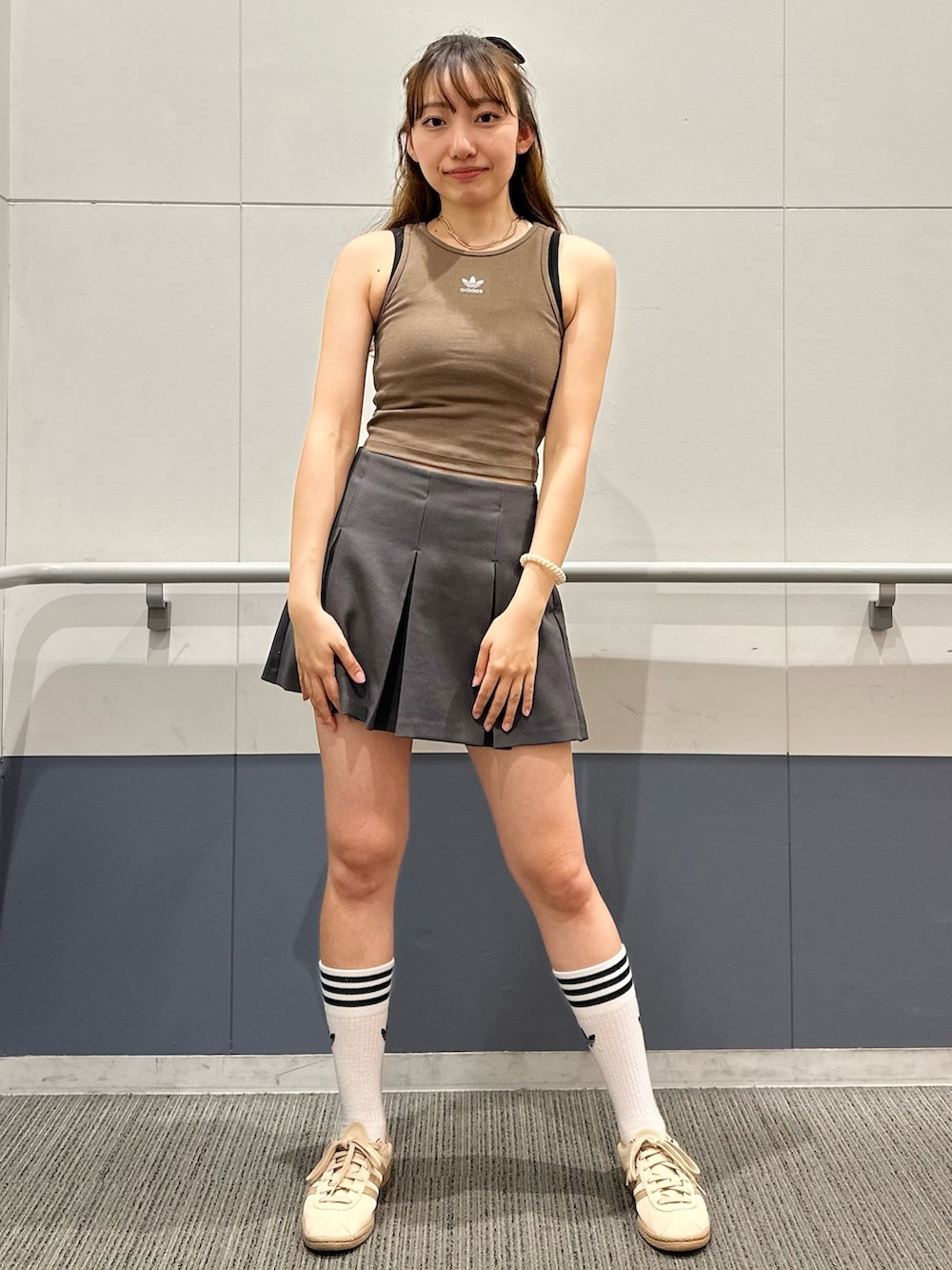 「スニーカー、adidas、アディダス、タンクトップ、リブ　、adidas originals、クロップドトップス、アディダスオリジナルス、リブトップス、stadt」｜「adidasのエッセンシャルズ リブ タンクトップ / アディダスオリジナルス adidas Originals（タンクトップ、ブラウン系）」を使った、SEさん（レディース・160cm）の夏コーディネートの2枚目の写真