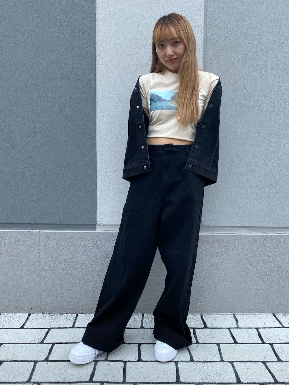 「スニーカー、デニム、セットアップ、adidas、モノトーン、アディダス、厚底シューズ、adidas originals、フォーラム、クセニア・シュナイダー」｜「adidasのadidas Originals × KSENIASCHNAIDER グラフィックTシャツ / アディダスオリジナルス（Tシャツ/カットソー、ホワイト系）」を使った、SEさん（レディース・160cm）の夏コーディネートの2枚目の写真