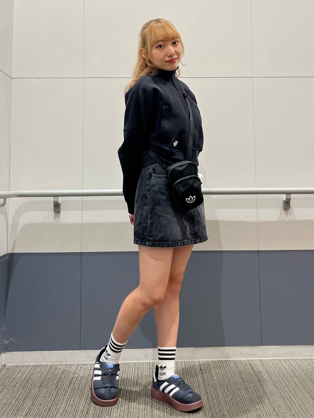 「ショルダーバッグ、adidas、ジャージ、アディダス、スリッポン、adidas originals、トラックジャケット、クロップドトップス、アディカラー、パフィレッタ」｜「adidasのプレミアム エッセンシャルズ フェスティバルバッグ（ショルダーバッグ、ブラック系）」を使った、SEさん（レディース・160cm）の秋コーディネートの3枚目の写真