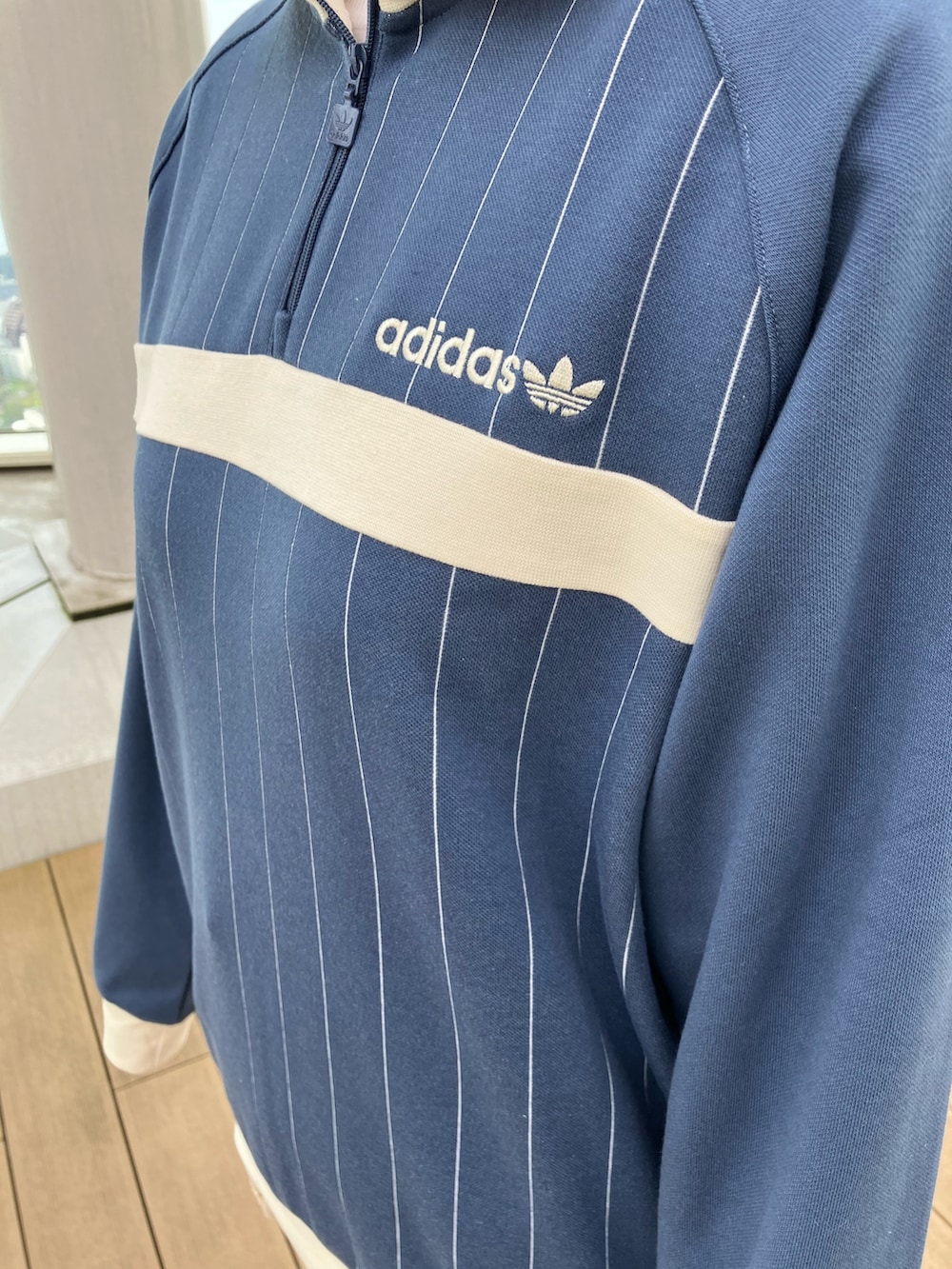 「スニーカー、adidas、ジャージ、アディダス、adidas originals、アディダスオリジナルス、ｵﾘｼﾞﾅﾙｽ、バミューダ、トラックトップ、ハーフジップ」｜「adidasのアディダス プレミアム 1/2ジップ トラックトップ（ジャージ） / アディダスオリジナルス adidas Originals（スウェット、ブルー系）」を使った、SEさん（レディース・160cm）の春コーディネートの2枚目の写真