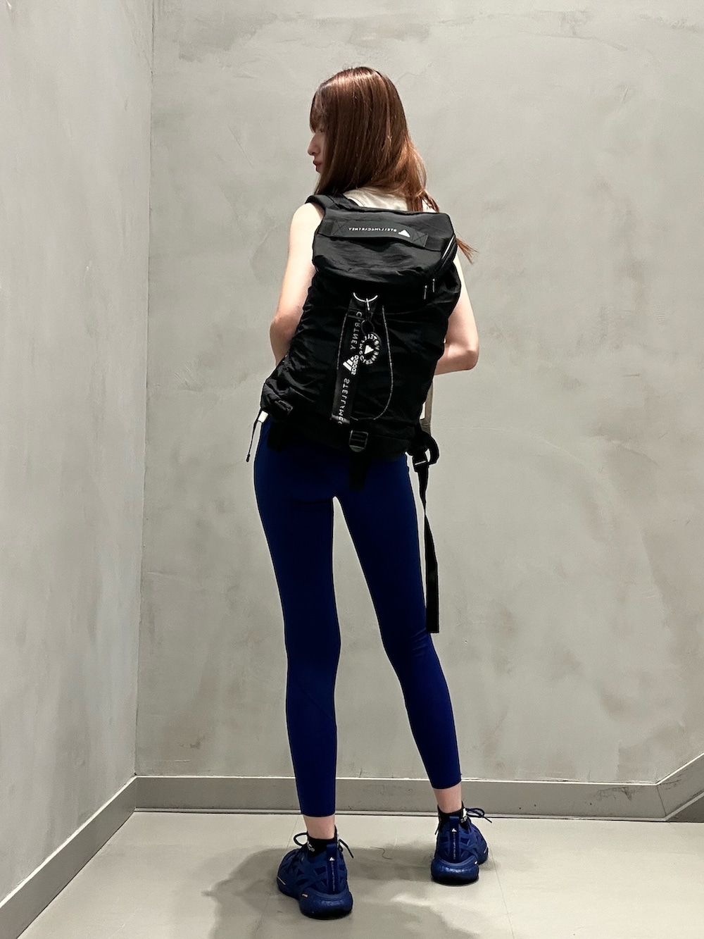 「adidas、アディダス、ステラマッカートニー、ランニング、スポーツ、ランニングシューズ、adidas by Stella McCartney、ジム・トレーニング、ブラ＆レギンス」｜「adidas by Stella McCartneyのadidas by Stella McCartney TruePurpose パワーインパクト トレーニング ミディアムサポートブラ / アディダス adidas（スポーツブラ、ブラック系）」を使った、NKさん（レディース・170cm）の秋コーディネートの6枚目の写真