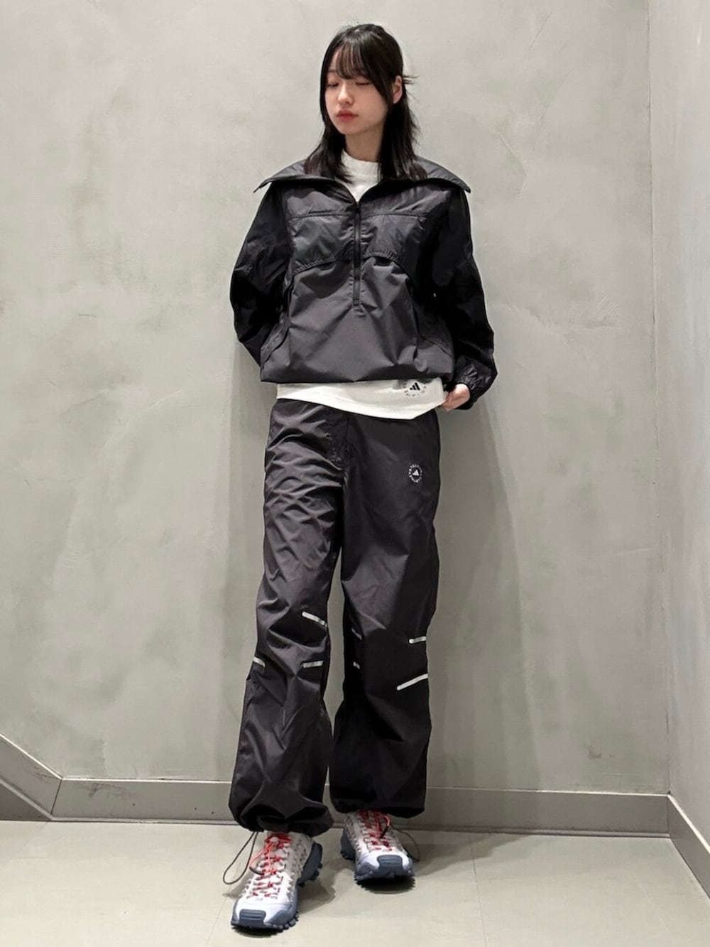 「adidas、アディダス、セットアップ、アウトドア、ステラマッカートニー、adidas by Stella McCartney、オトナカワイイ、オトナ女子、今日のコーデ、大人ファッション、きれいめコーデ、カーゴパンツ、ストリート、ブラックコーデ、ブラック」|「adidas by Stella McCartneyの【adidas by Stella McCartney】adidas by Stella McCartney ロゴ 半袖Tシャツ(Tシャツ/カットソー、ホワイト系)」を使った、NKさん(レディース・170cm)の冬コーディネートの2枚目の写真