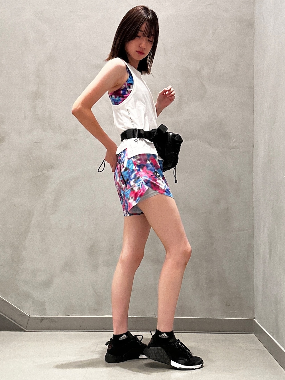 「adidas、アディダス、ショーツ、タンクトップ、ステラマッカートニー、ランニング、クロップドトップス、adidas by Stella McCartney、ジム・トレーニング」|「adidas by Stella McCartneyのadidas by Stella McCartney バムバッグ(ボディバッグ/ウエストポーチ、ブラック系)」を使った、NKさん(レディース・170cm)の夏コーディネートの4枚目の写真