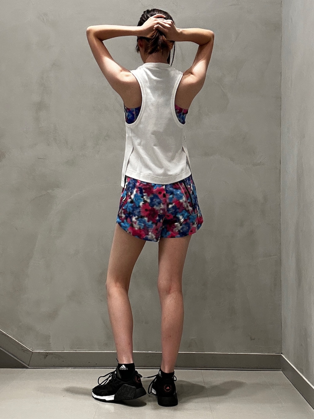 「adidas、アディダス、ショーツ、タンクトップ、ステラマッカートニー、ランニング、クロップドトップス、adidas by Stella McCartney、ジム・トレーニング」|「adidas by Stella McCartneyのadidas by Stella McCartney バムバッグ(ボディバッグ/ウエストポーチ、ブラック系)」を使った、NKさん(レディース・170cm)の夏コーディネートの5枚目の写真