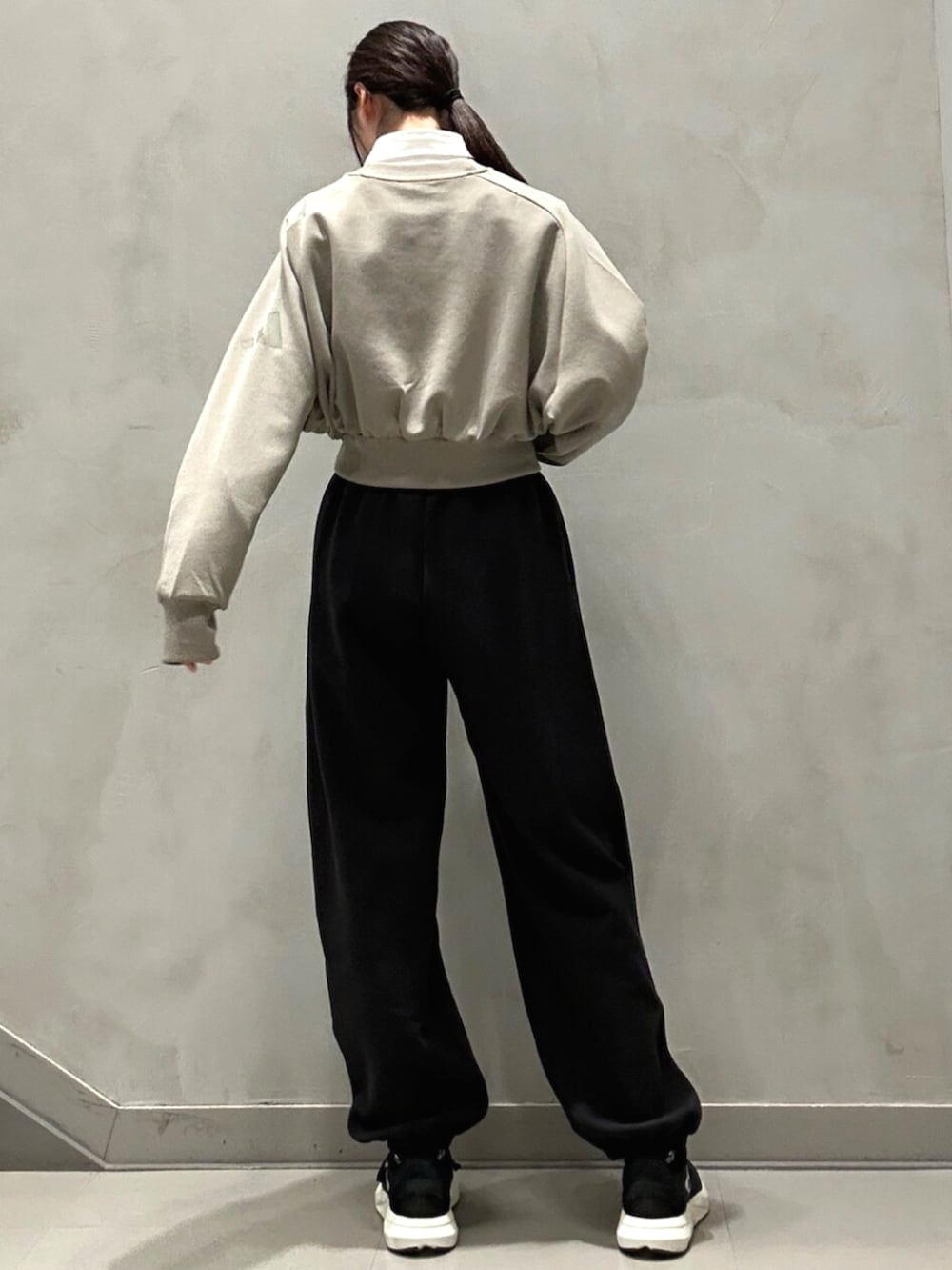 ホワイト系のシャツ/ブラウス、ブラック系のスニーカー、グリーン系のスウェットを着用したレディースの秋コーディネートの5枚目の写真