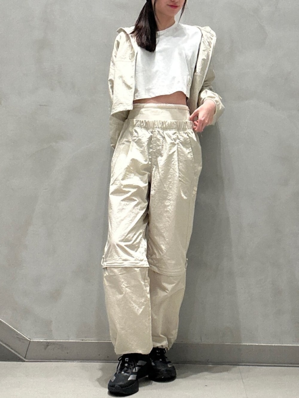 ブラック系のスニーカー、ベージュ系のその他アウター、ベージュ系のその他パンツを着用したレディースの冬コーディネートの2枚目の写真